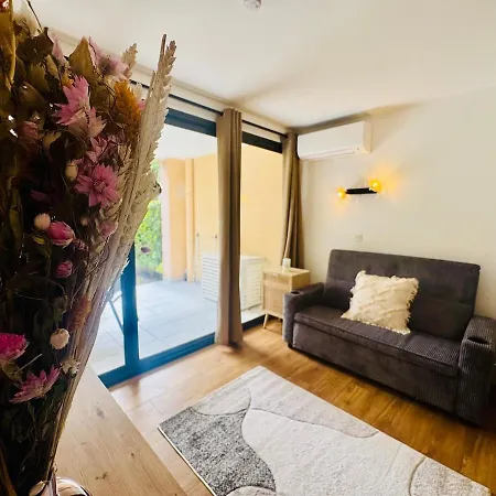 Beautiful 2-bedroom - Pool - Private Park - Tennis *